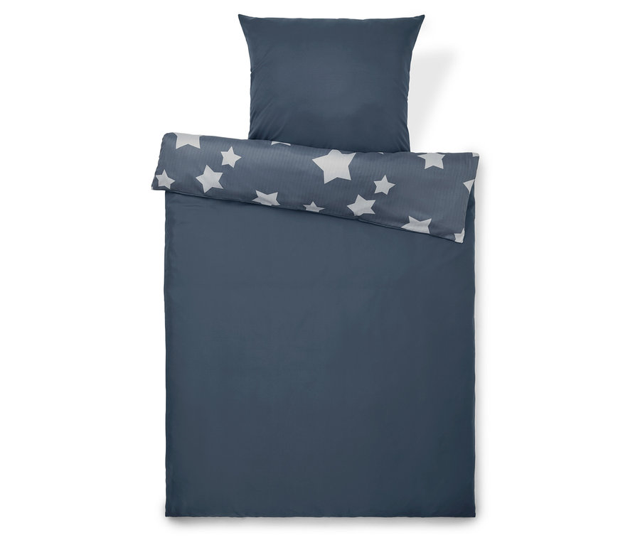 Blaues Bettwäsche-Set mit Sternen und Kissen.
