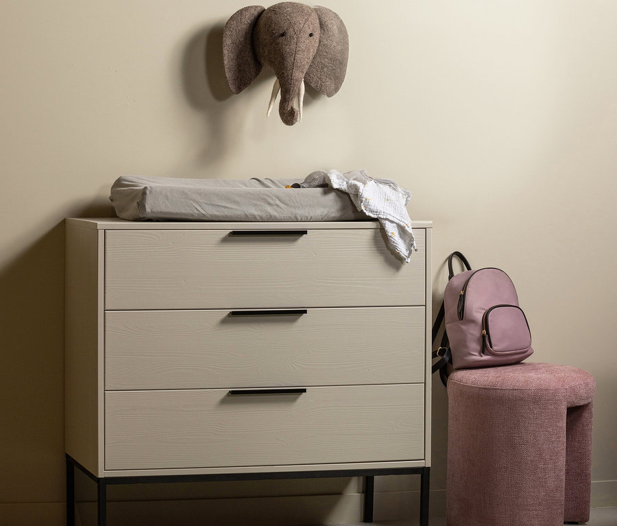 Woood Kommode »Adam« aus Kiefer Dust mit grauer Auflage und Elefantenkopf an der Wand.