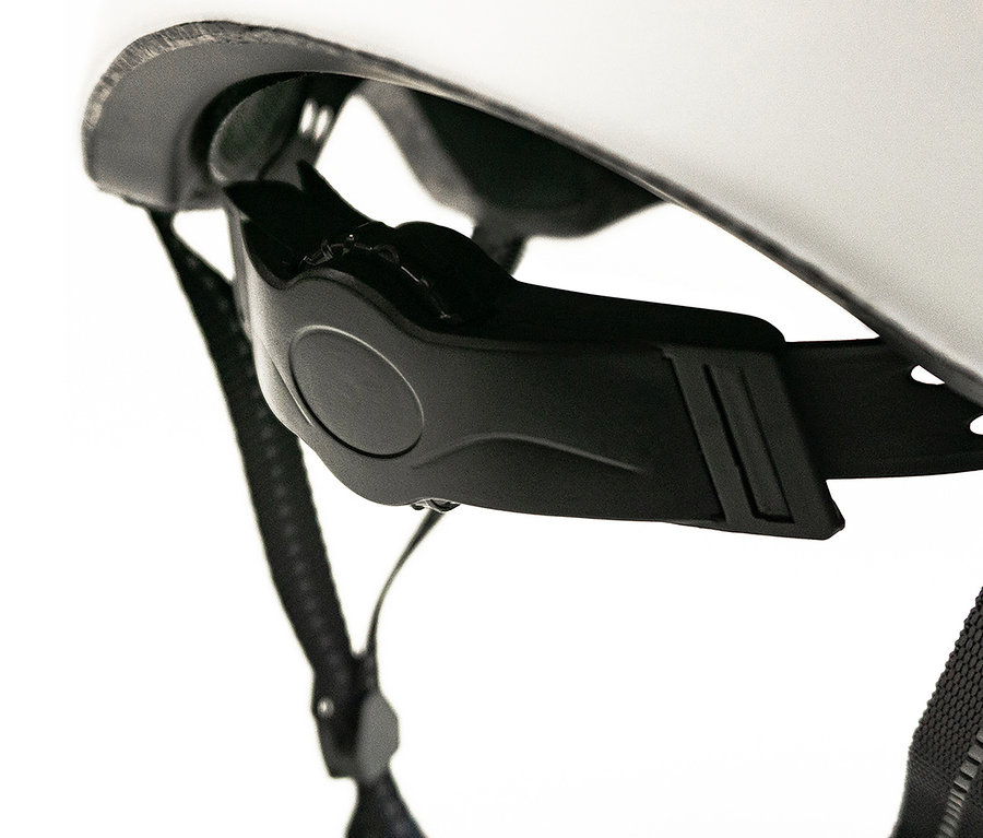 Detailansicht des Verschlussmechanismus eines weißen Melon Urban Active Fahrradhelms.