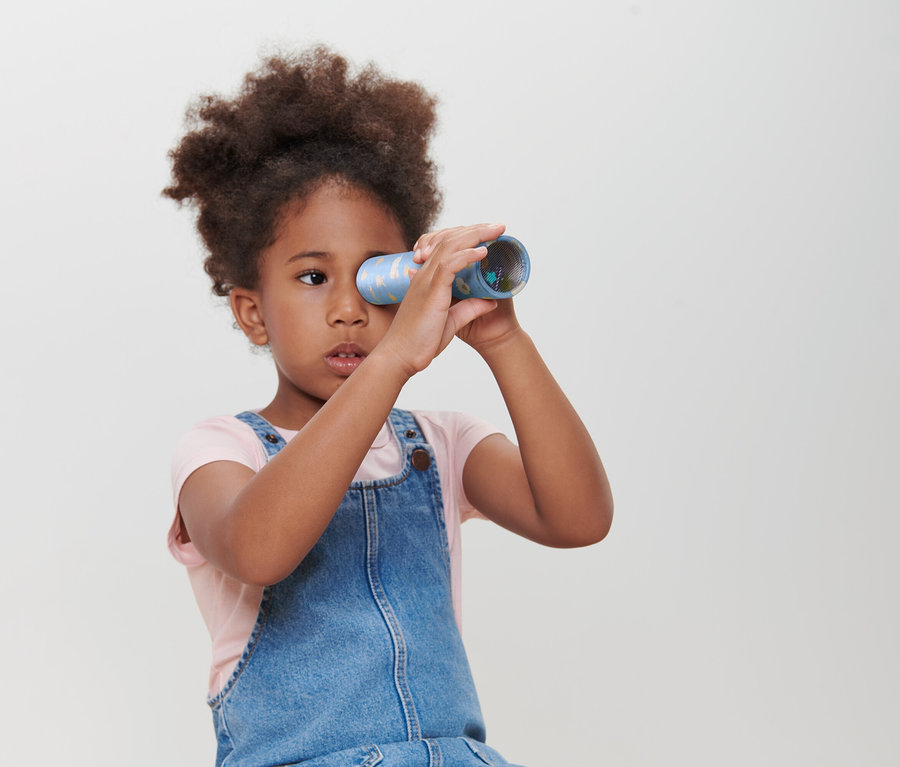 Mädchen schaut durch ein Kaleidoskop.