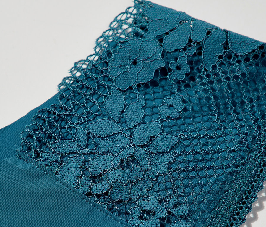 Detailansicht der petrolfarbenen Passionata Raw Cut Shorty »Nina« mit Spitzenbesatz.