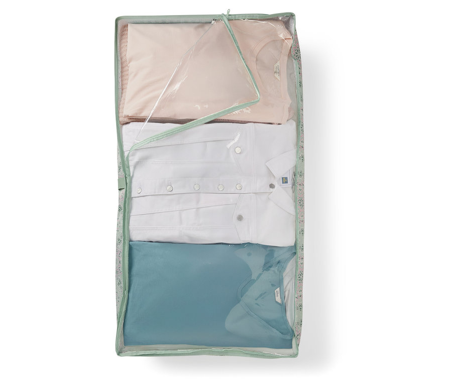 Kleidung in Unterbettkommode verstaut.