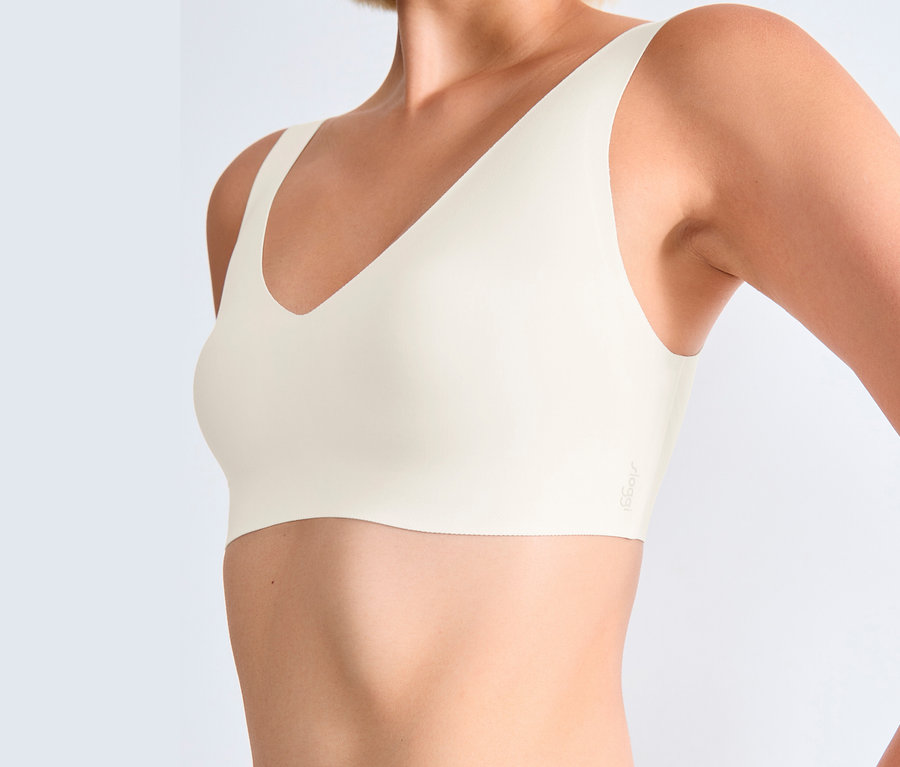 Nahaufnahme einer Frau, die eine sloggi ZERO Feel 2.0 Bralette in Seidenweiß trägt.