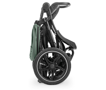 Zusammengeklappter schwarzer Kinderwagen mit grüner Tasche hängt an der Seite, seitliche Ansicht.