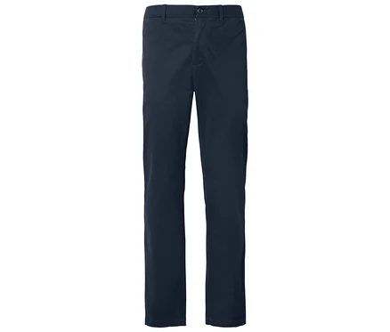 Marineblaue Herrenhose mit Knopf oben.