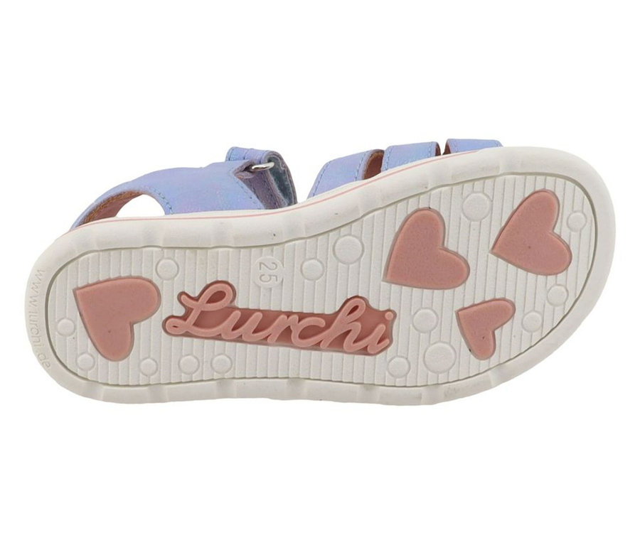 Blaue LURCHI Mädchen-Sandale Carin, von unten gesehen, mit weißer Sohle, rosa Herzen und LURCHI-Logo.