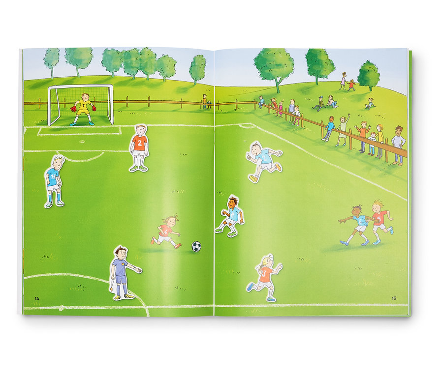 Aufgeschlagenes Buch zeigt eine Illustration eines Fußballspiels mit Spielern, Torwart, Ball und Zuschauern.