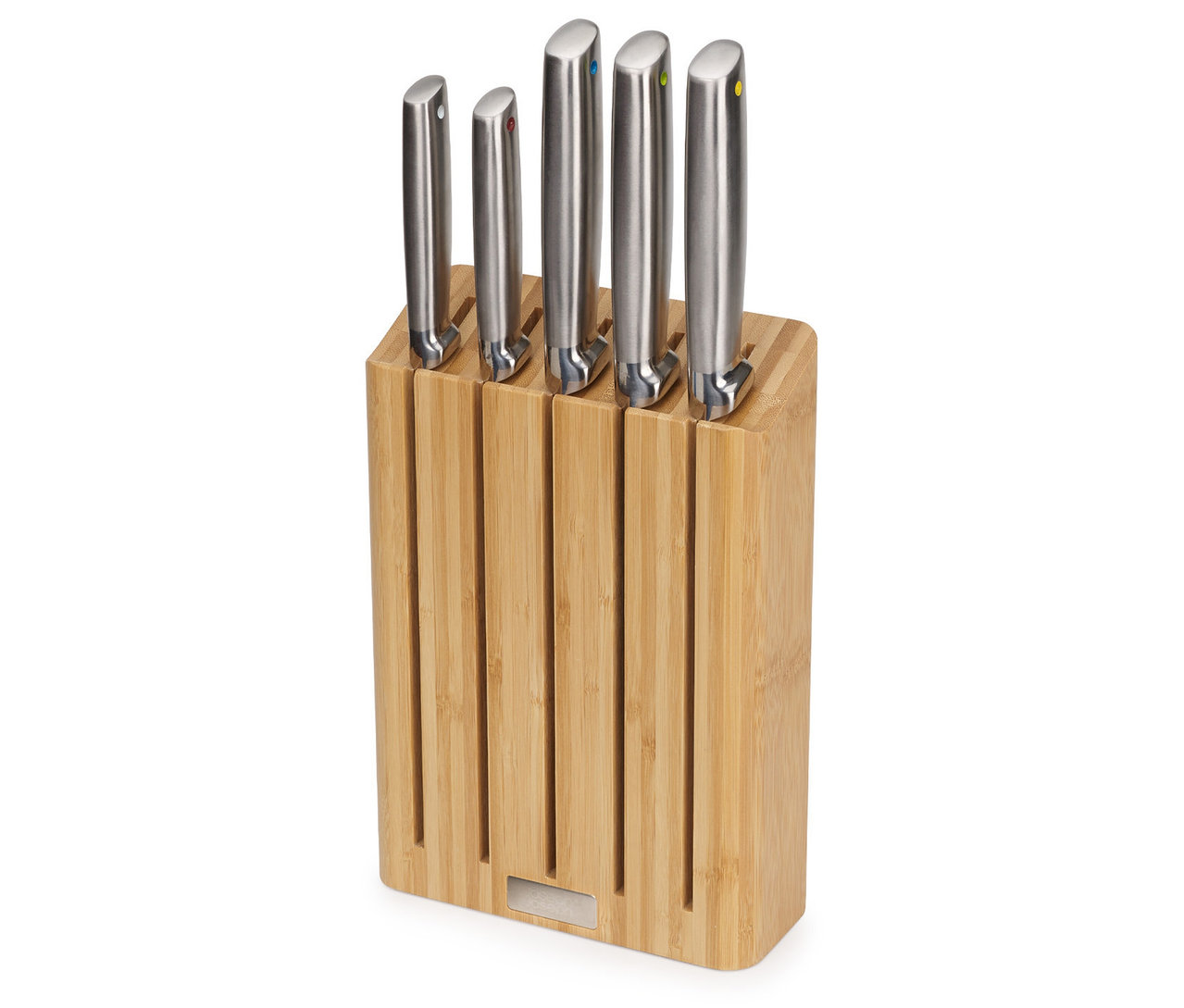 Fünf silberne Messer stecken in einem hellbraunen Joseph Joseph Schneidebretter und Messerblock aus Holz.