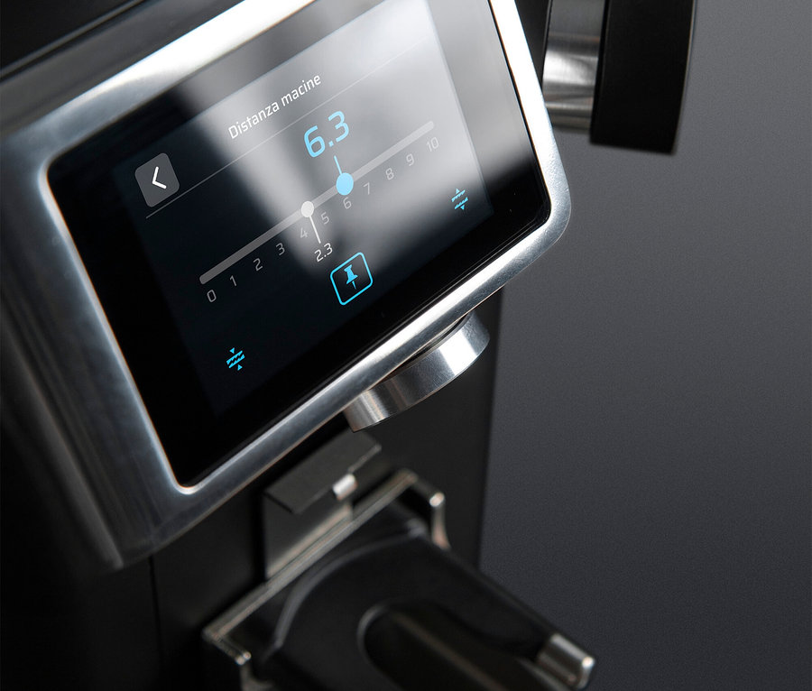 Nahaufnahme einer Kaffeemühle mit Touchscreen-Display, das die Mahldistanz 6.3 anzeigt.