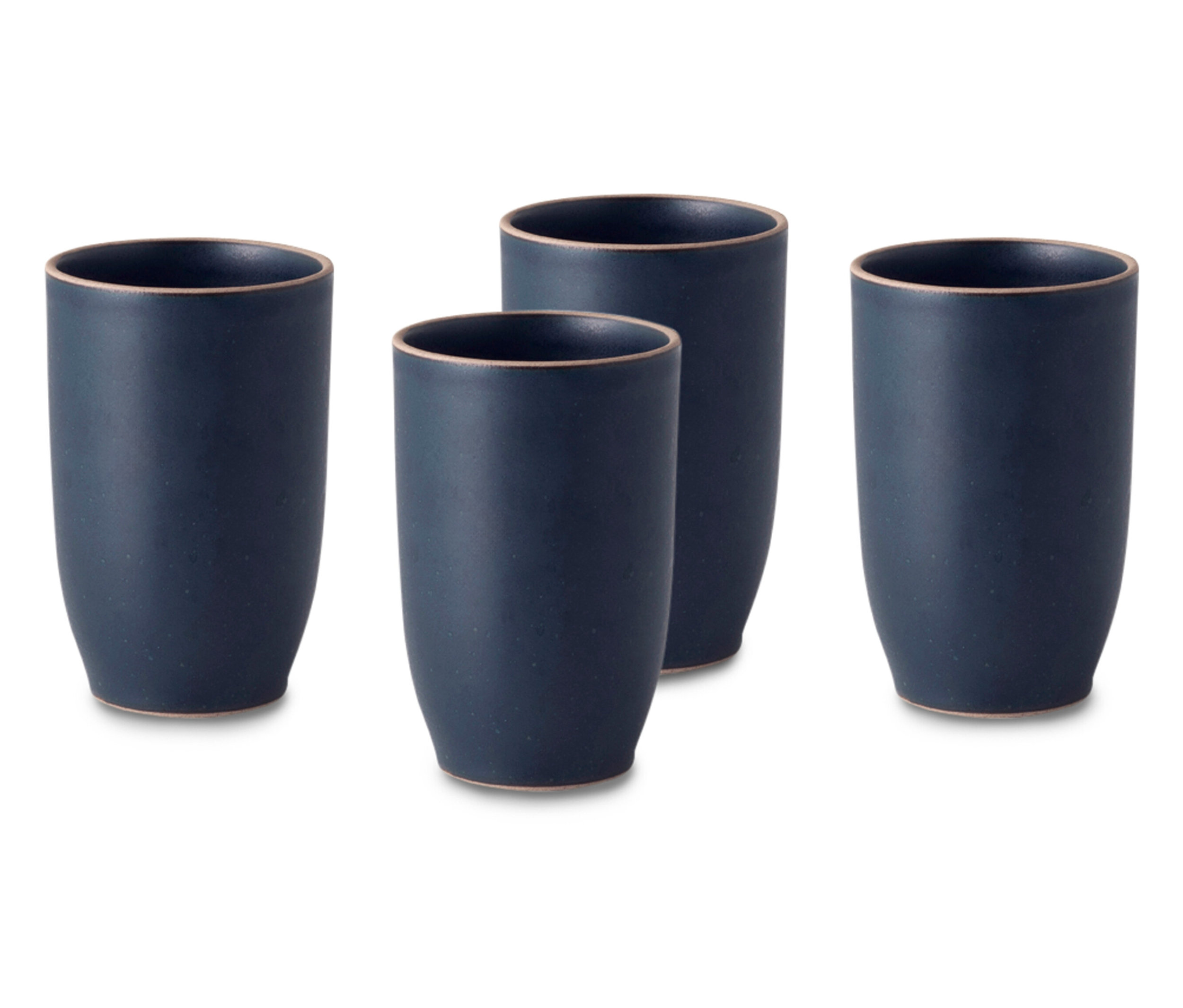 Vier marineblaue Becher mit braunem Rand stehen auf einem weißen Hintergrund.