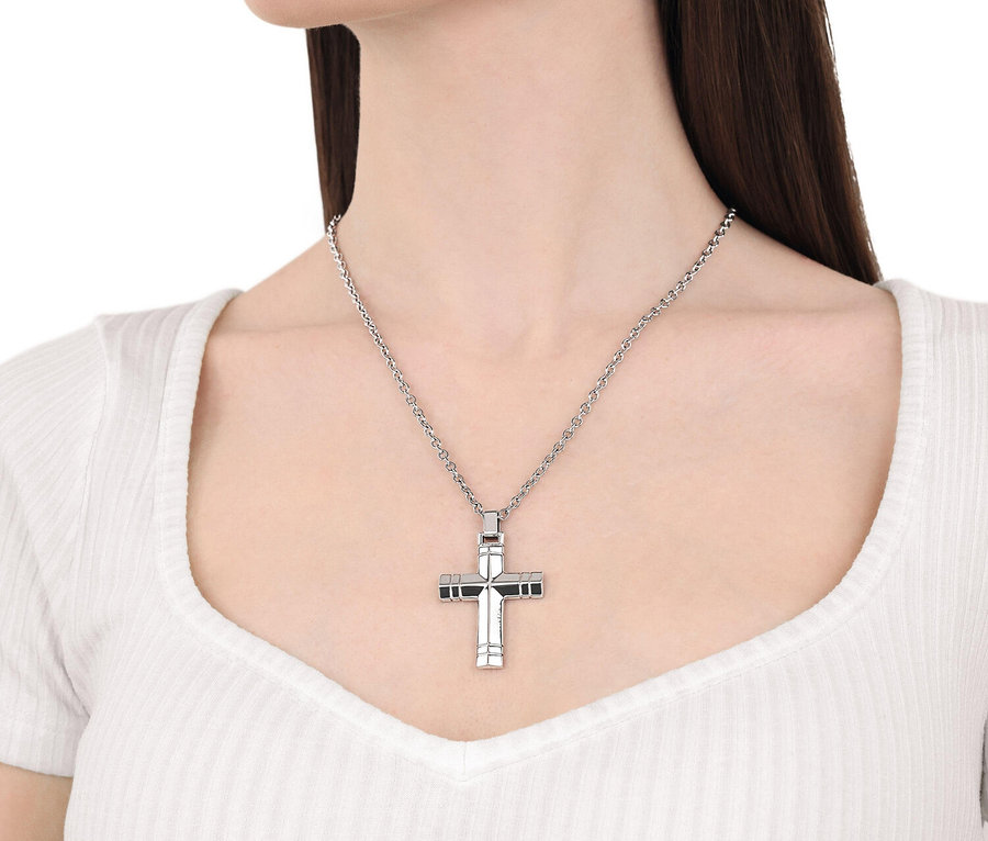 Eine Frau trägt eine Amor Unisex-Halskette mit Kreuz-Anhänger.