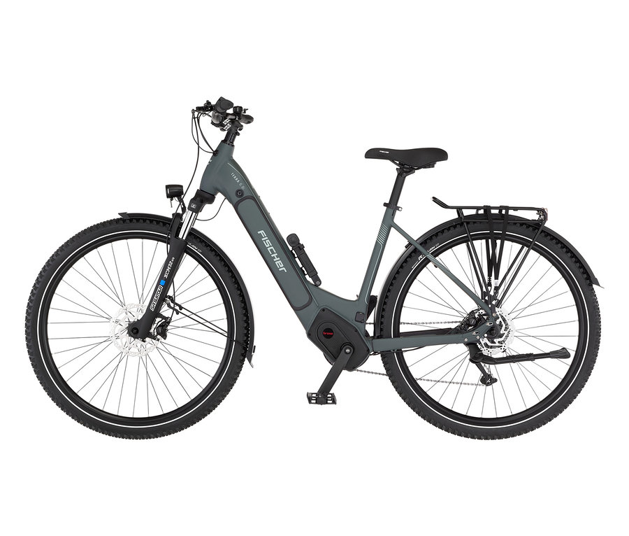 Graues FISCHER ATB E-Bike TERRA 6.8i ULTIMATE mit Wave Rahmen steht seitlich. Gepäckträger ist montiert.
