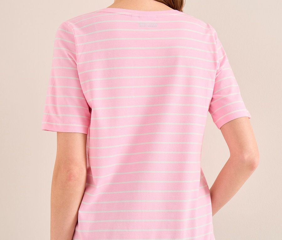 Frau von hinten in einem rosa-weiß gestreiften CECIL Shirt und blauen Jeans.