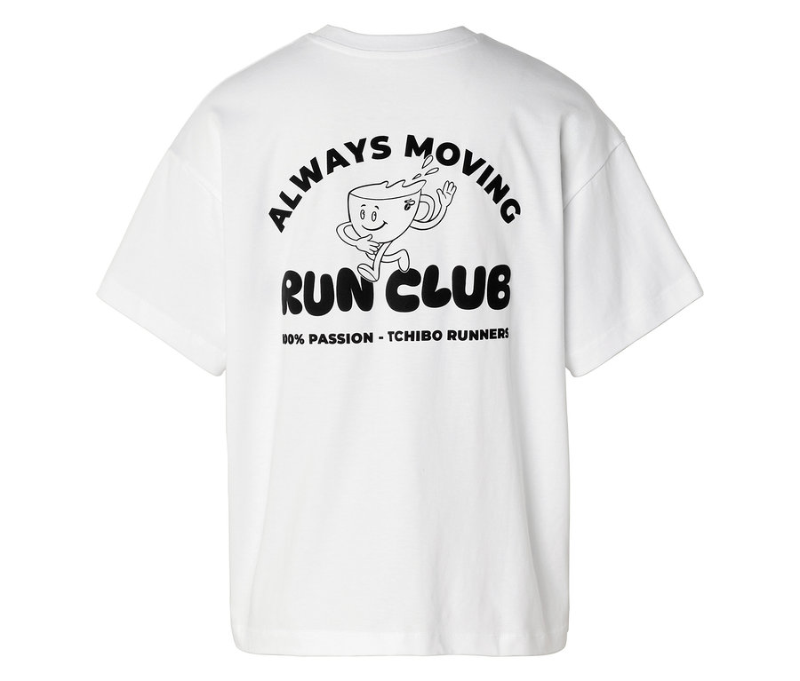 Weißes Sportshirt mit schwarzem Grafikdruck auf dem Rücken, der eine laufende Kaffeetasse und den Text „ALWAYS MOVING RUN CLUB 100% PASSION - TCHIBO RUNNERS“ zeigt.