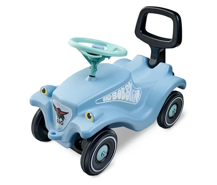 Blaues BIG Bobby Car Classic Bundle mit Walker mit hellblauem Lenkrad und schwarzem Griff auf weißem Grund.