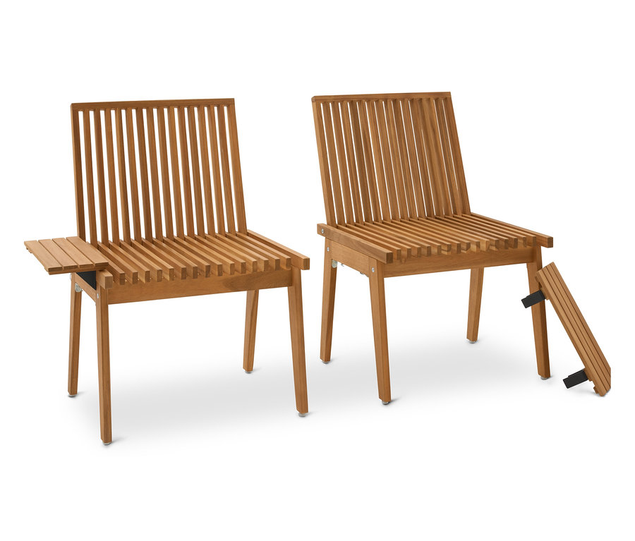 Zwei Holzstühle mit Lattenmuster, einer mit einem kleinen Beistelltisch