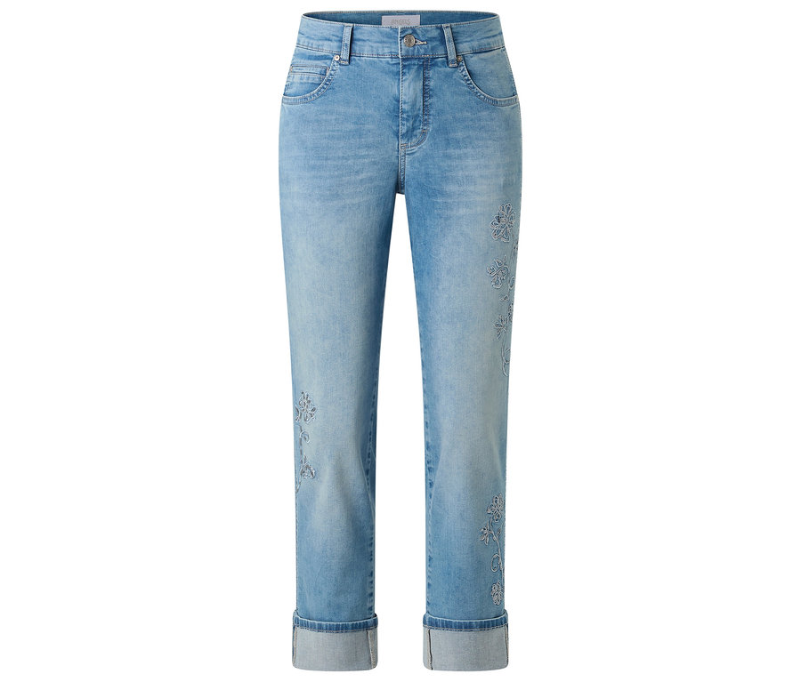Helle Jeans mit hochgekrempelten Hosenbeinen und floralen Stickereien.