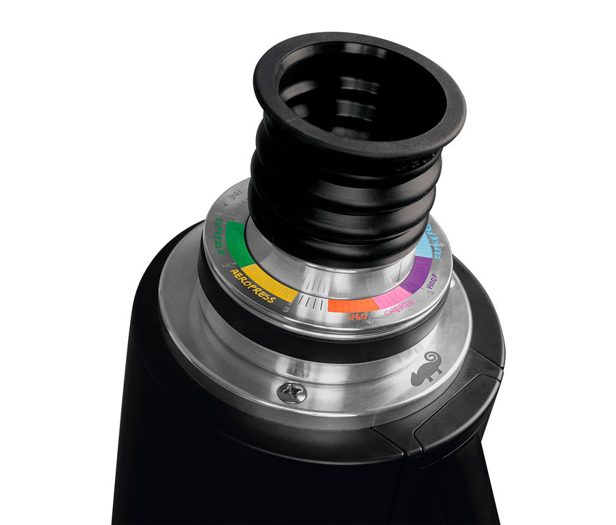 Nahaufnahme einer Kaffeemühle mit farbcodierter Skala und einem schwarzen Gummiaufsatz.