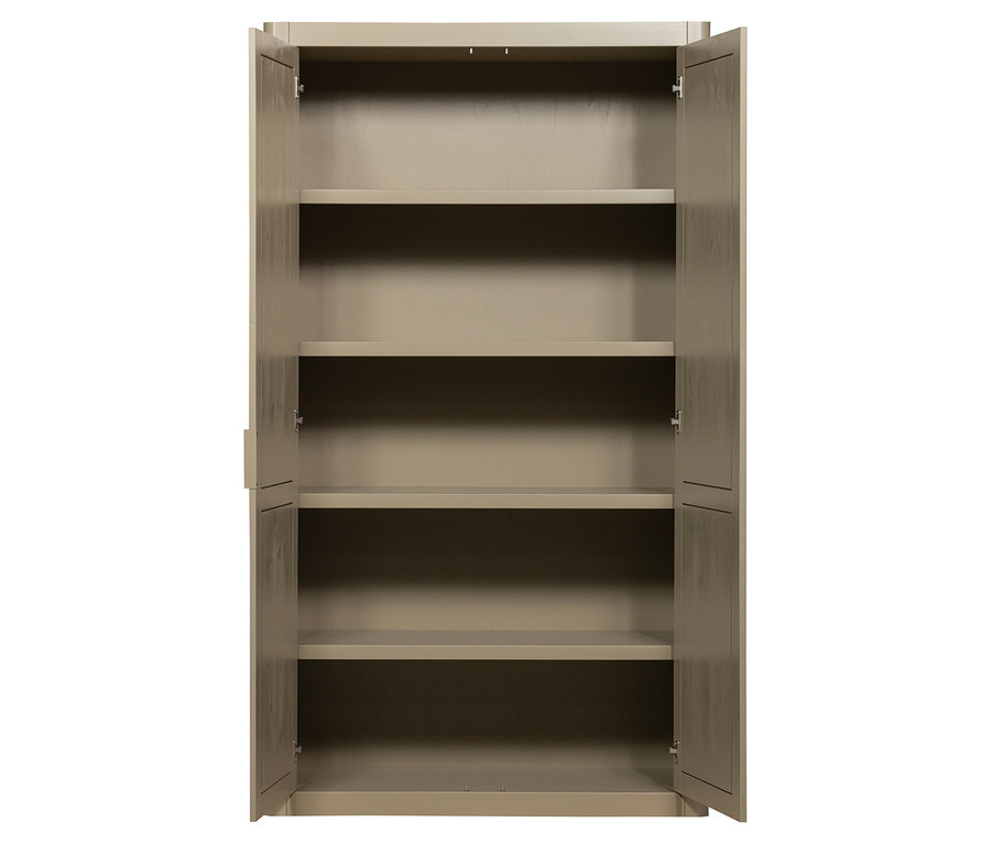 Grauer Holzschrank mit vier Regalen und zwei offenen Türen.