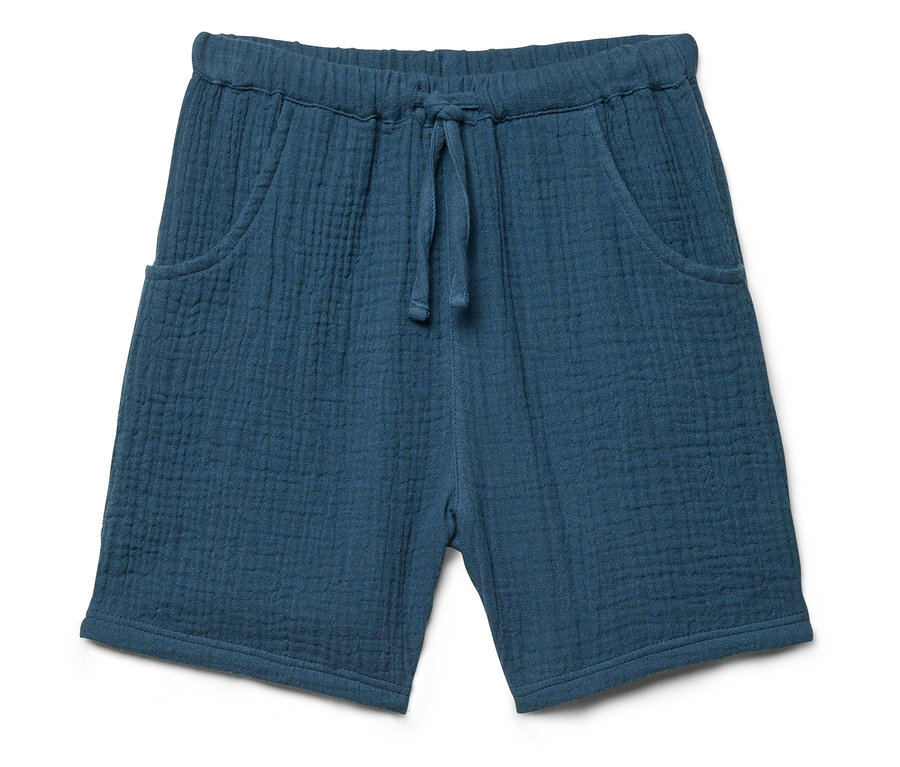 Blaue Shorts mit Kordelzug und Taschen.