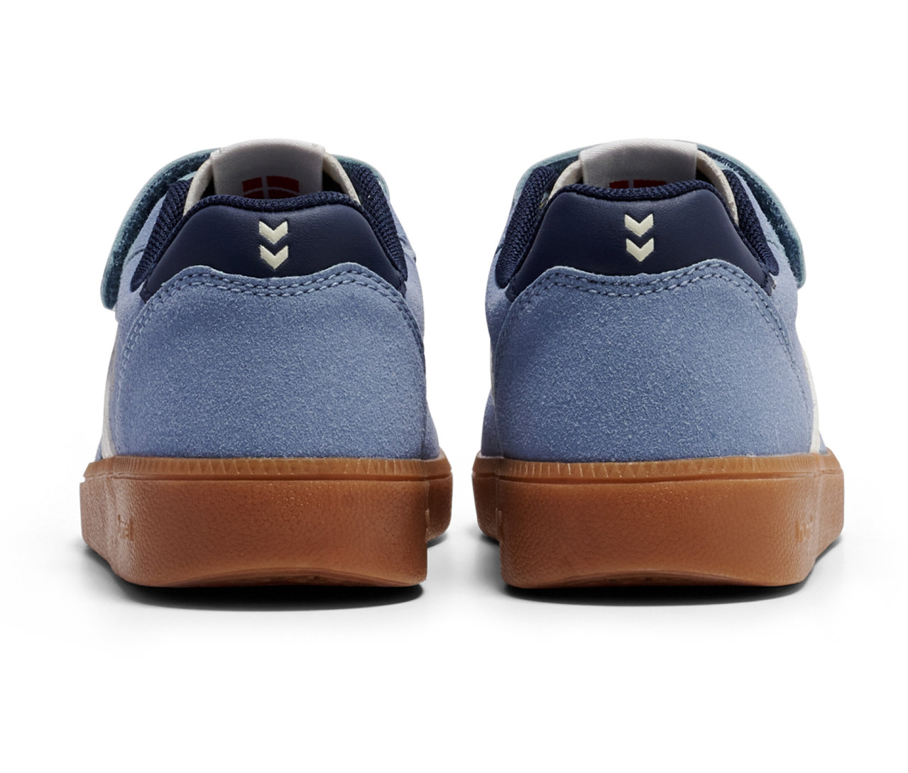 Rückansicht von blauen hummel® Handball Perfekt CL JR Sneakern mit braunen Sohlen.