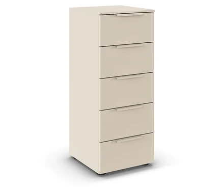 Beige Kommode mit fünf Schubladen und silbernen Griffen.