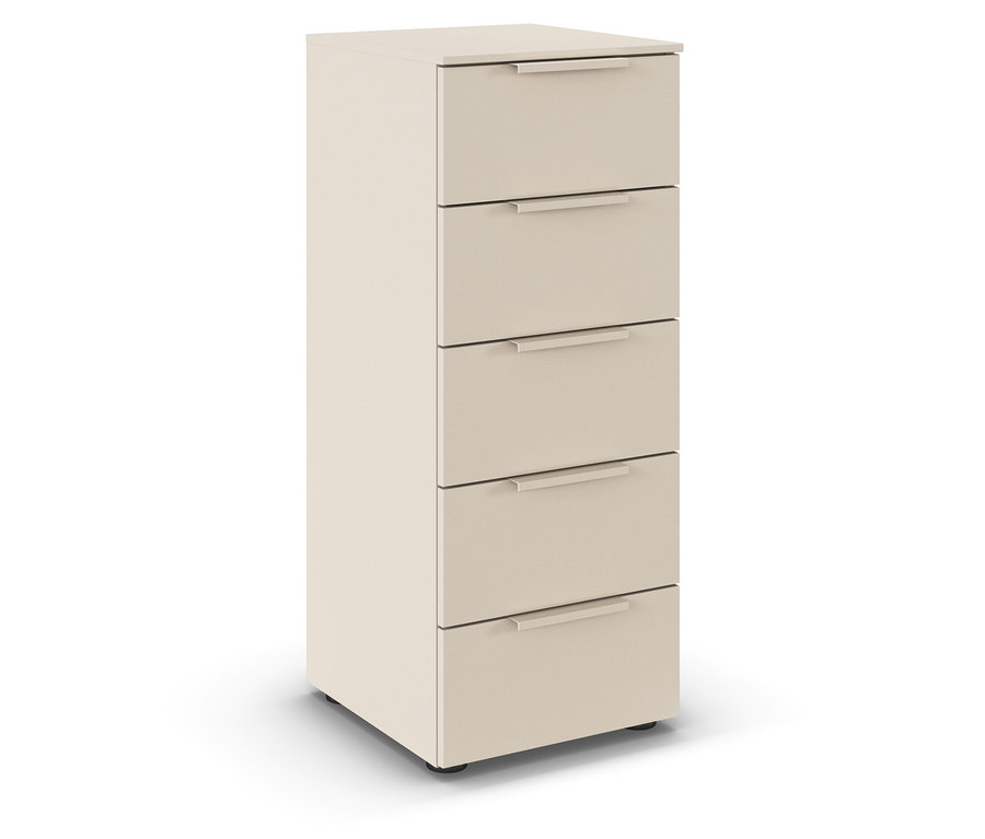 Beige Kommode mit fünf Schubladen und silbernen Griffen.