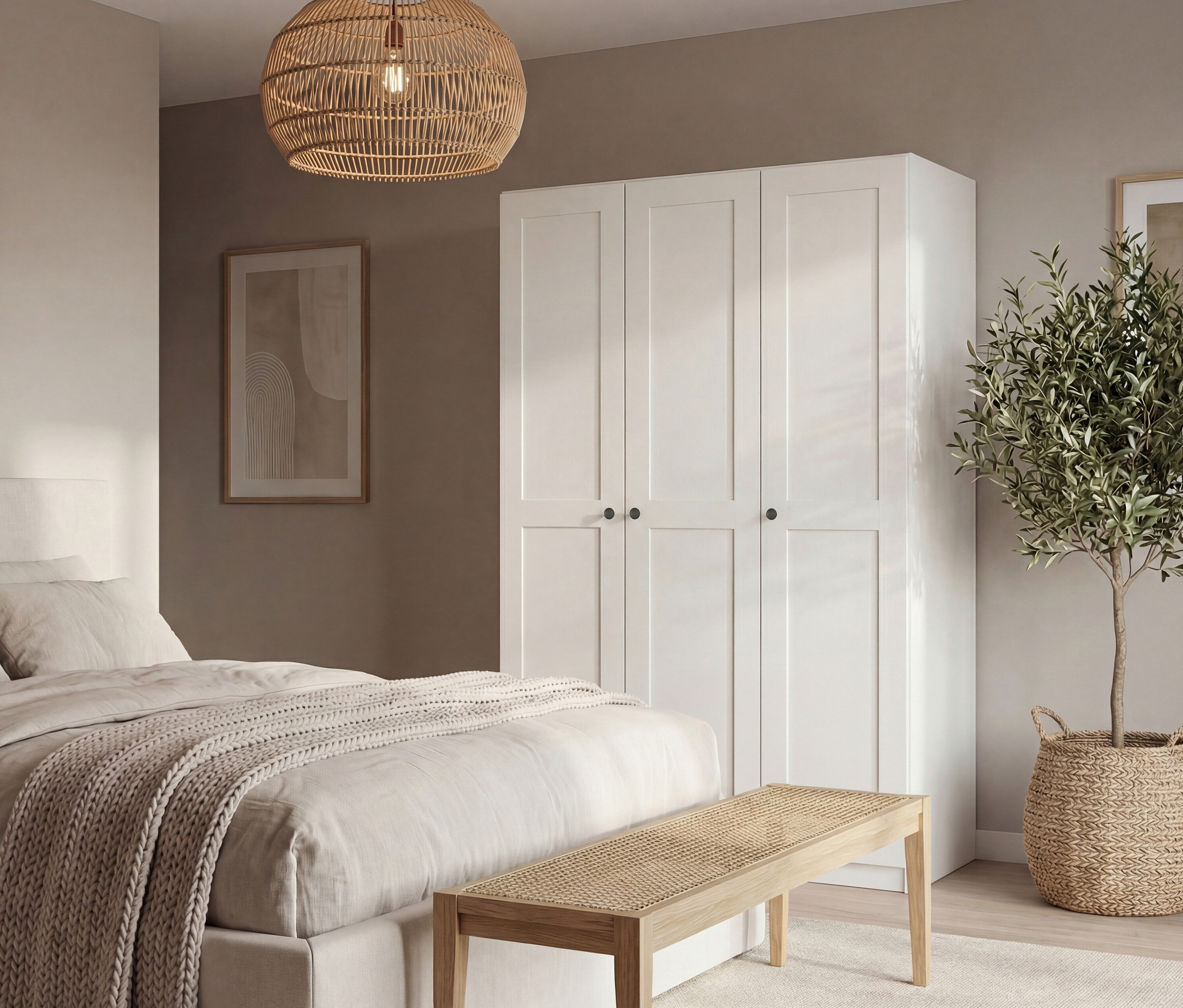 Schlafzimmer mit Bett, Bank und weißem Schrank. Über dem Bett hängt eine Lampe aus Rattan.