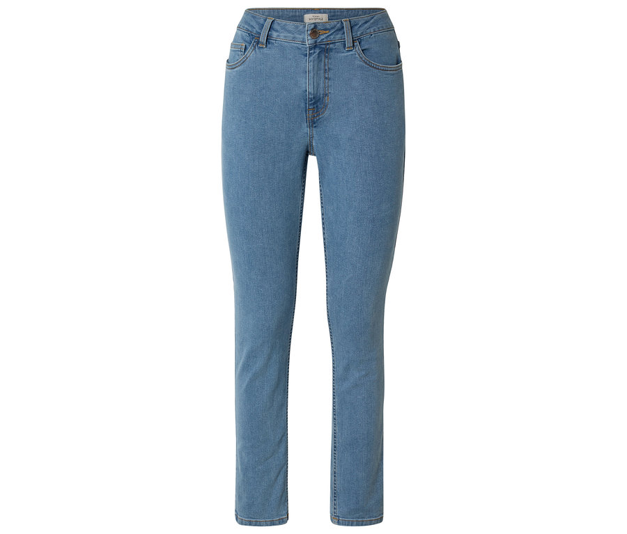 Helle, eng anliegende Jeanshose mit Taschen und Reißverschluss auf weißem Hintergrund.