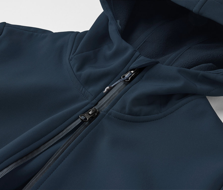 Nahaufnahme einer marineblauen Kapuzenjacke mit Reißverschluss, der teilweise geöffnet ist.