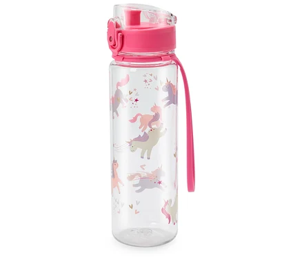 Eine durchsichtige Wasserflasche mit rosa Deckel und Einhorn-Motiven steht vor einem weißen Hintergrund.