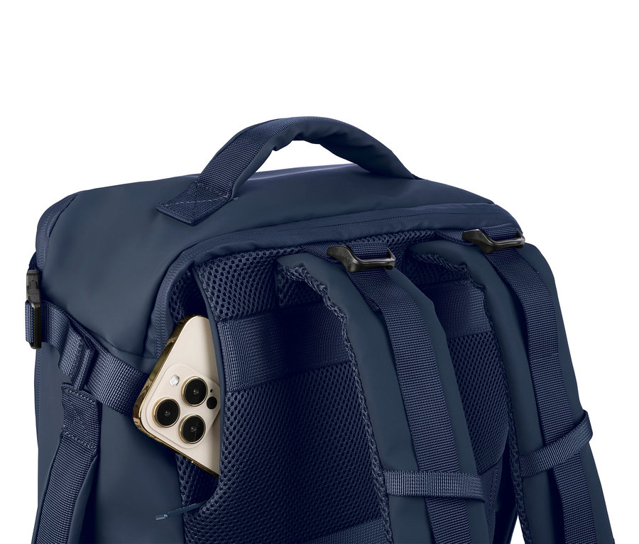 Nahaufnahme des Tucano TUGO DRY Kabinenrucksacks mit 15,6-Zoll-Laptopfach, in dessen Netzaußentasche ein Smartphone steckt.