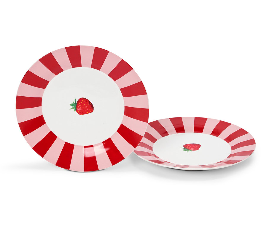 Zwei Teller mit roten und rosa Streifen und einer Erdbeere in der Mitte.