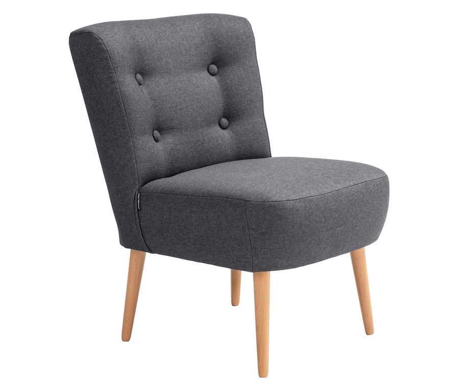 Grauer Polstersessel mit vier Holzbeinen und Knopfleiste an der Rückenlehne.