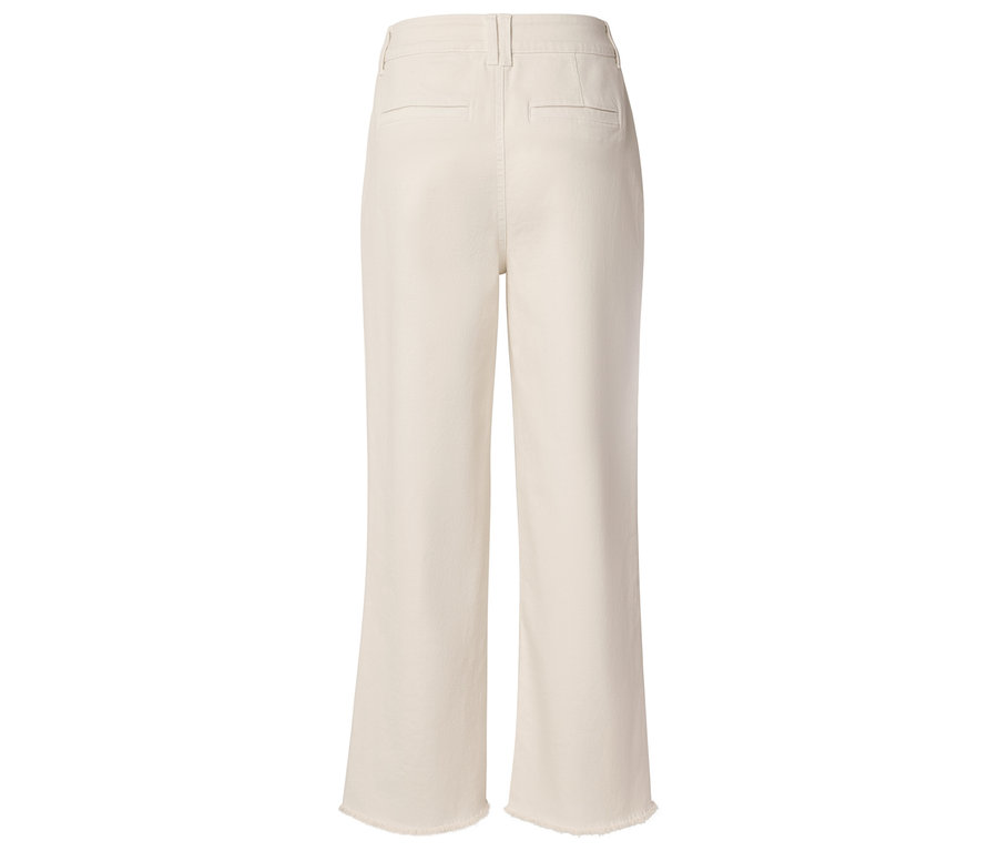 Rückansicht einer cremefarbenen, locker sitzenden Hose mit Fransen an den Beinenden.