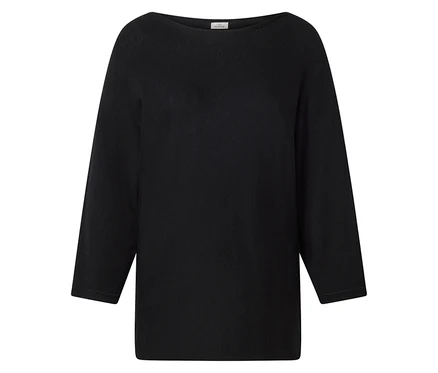 Schwarzer Pullover mit langen Ärmeln und U-Boot-Ausschnitt.