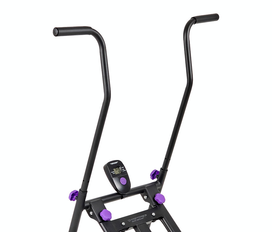 Nahaufnahme eines schwarzen Bauchtrainers mit lila Akzenten und einem digitalen Display.