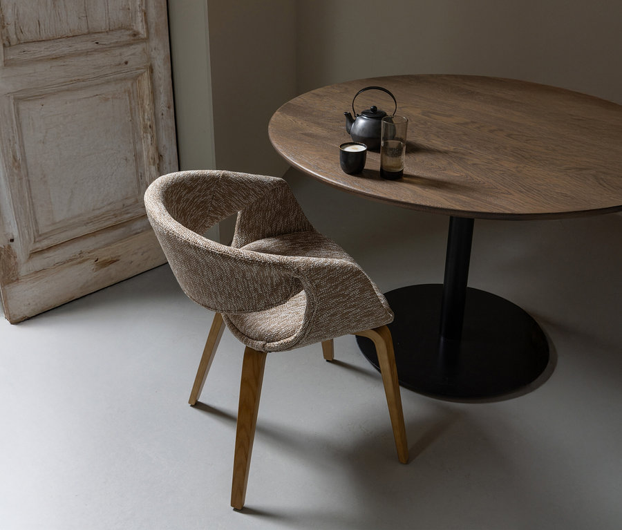 Ein sandfarbener WOOOD Esszimmerstuhl »Yossi« mit naturfarbenem Holzfuß aus einem 2er-Set steht neben einem Holztisch mit Teekanne und Gläsern.