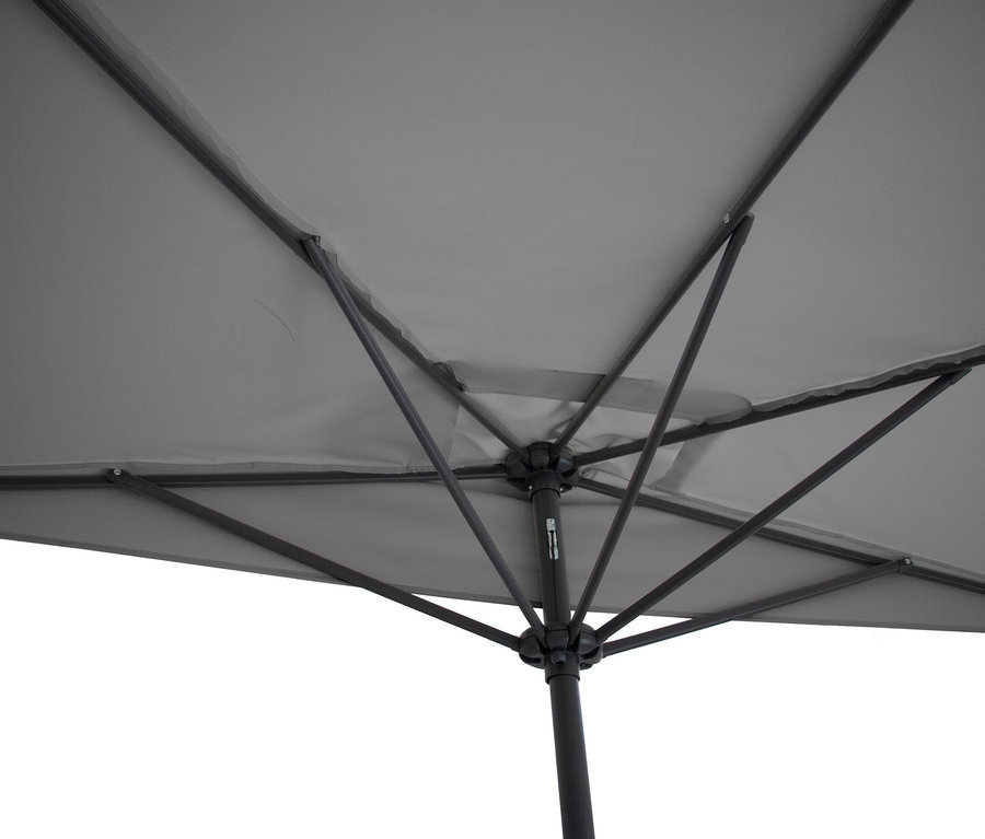 Innenansicht eines geöffneten, grauen Sonnenschirms mit schwarzem Gestell.