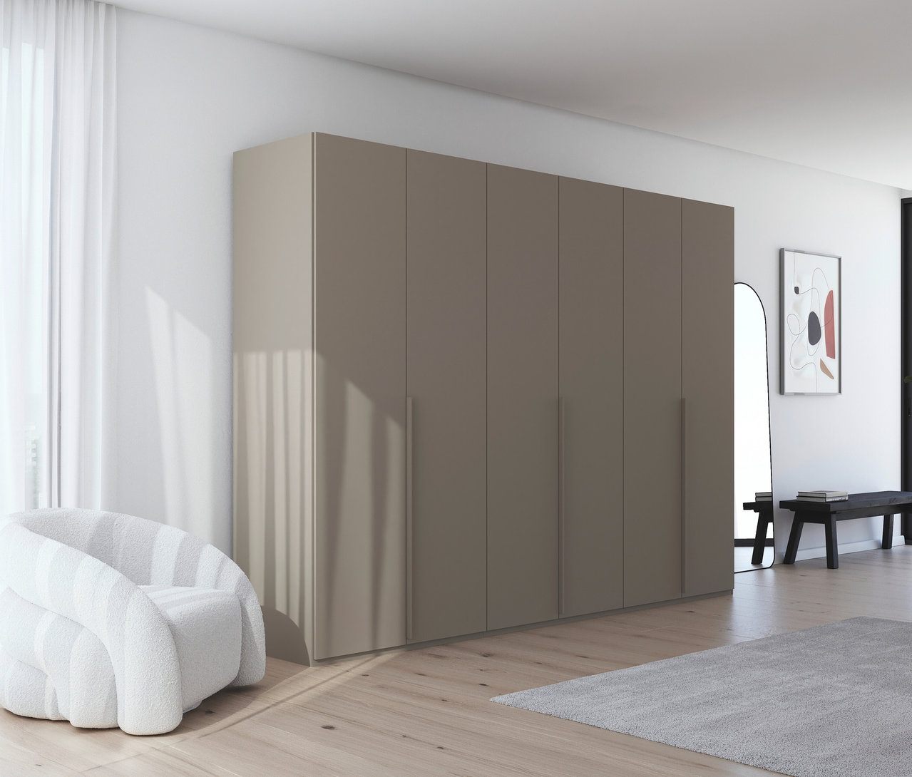 Einrichtung mit großem, braunem Kleiderschrank, weißem Sessel, Spiegel, Bank und abstraktem Bild auf Holzboden mit grauem Teppich.