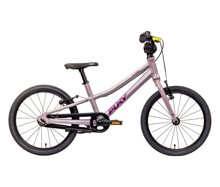 Das PUKY Fahrrad LS-PRO 18 in Pearl Pink steht seitlich. Es hat gelbe Griffe und schwarze Reifen.