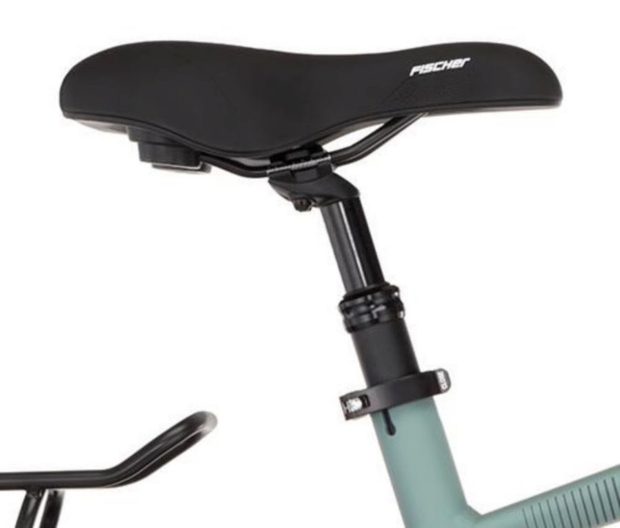 Nahaufnahme vom schwarzen Sattel und der Sattelstange eines FISCHER Trekking E-Bikes VIATOR 2.1 ACTIVE mit Diamant-Rahmen.