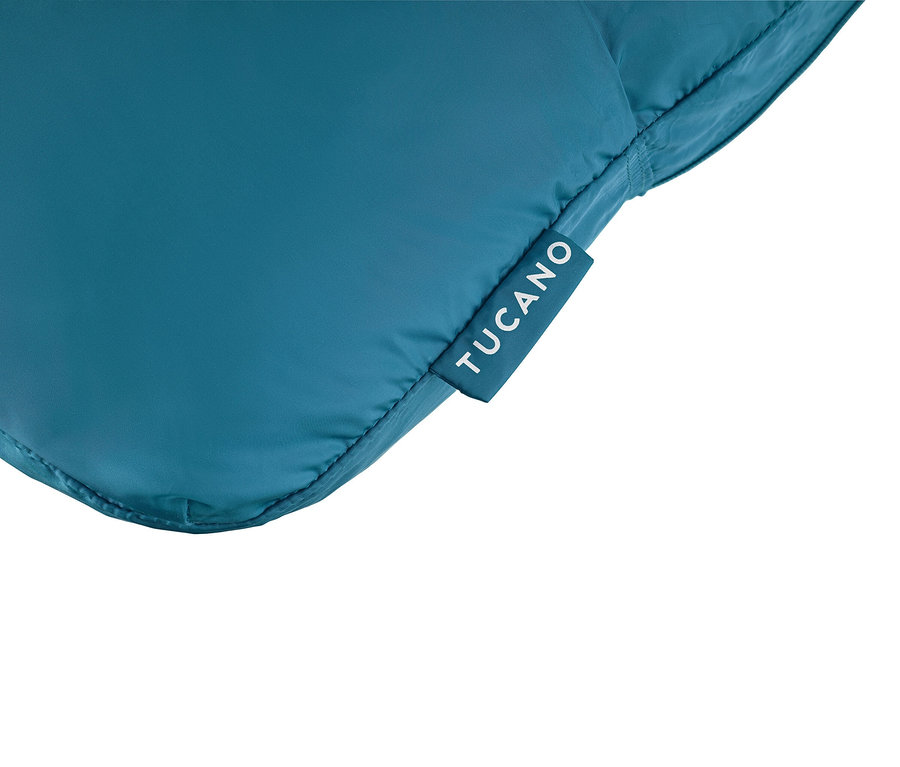 Nahaufnahme einer türkisfarbenen, gesteppten Tasche mit dem TUCANO-Logo auf einem Etikett.