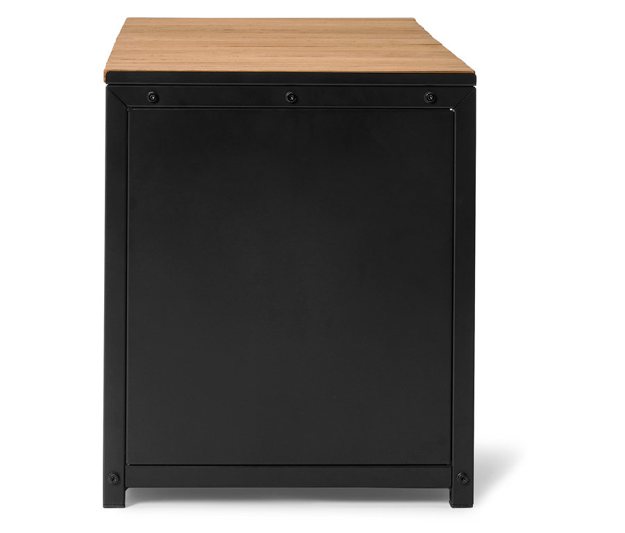 Schwarzes Sideboard mit Holzplatte und Metallrahmen.