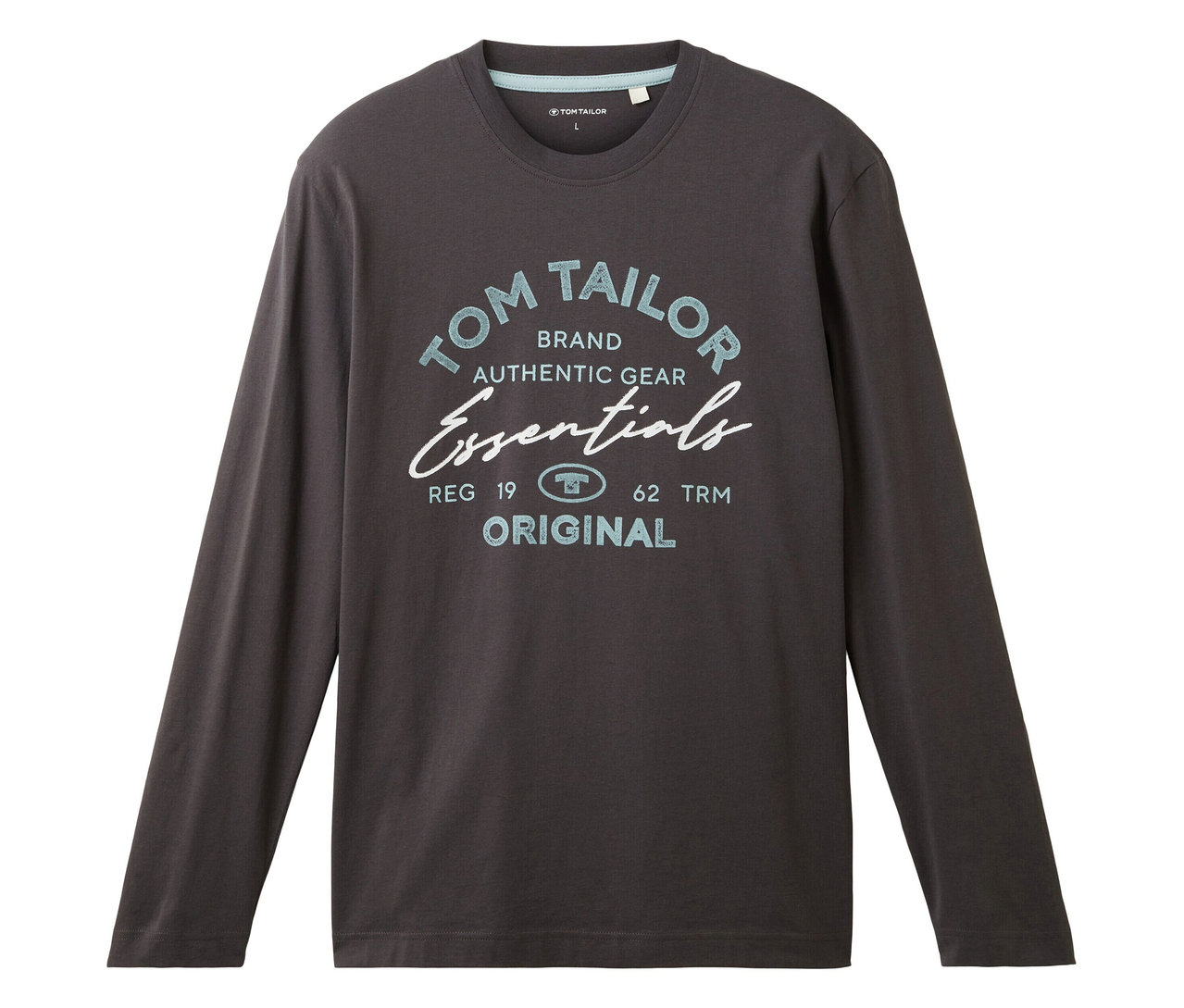 Ein graues Langarmshirt mit dem Aufdruck "TOM TAILOR BRAND AUTHENTIC GEAR Essentials ORIGINAL" ist zu sehen.