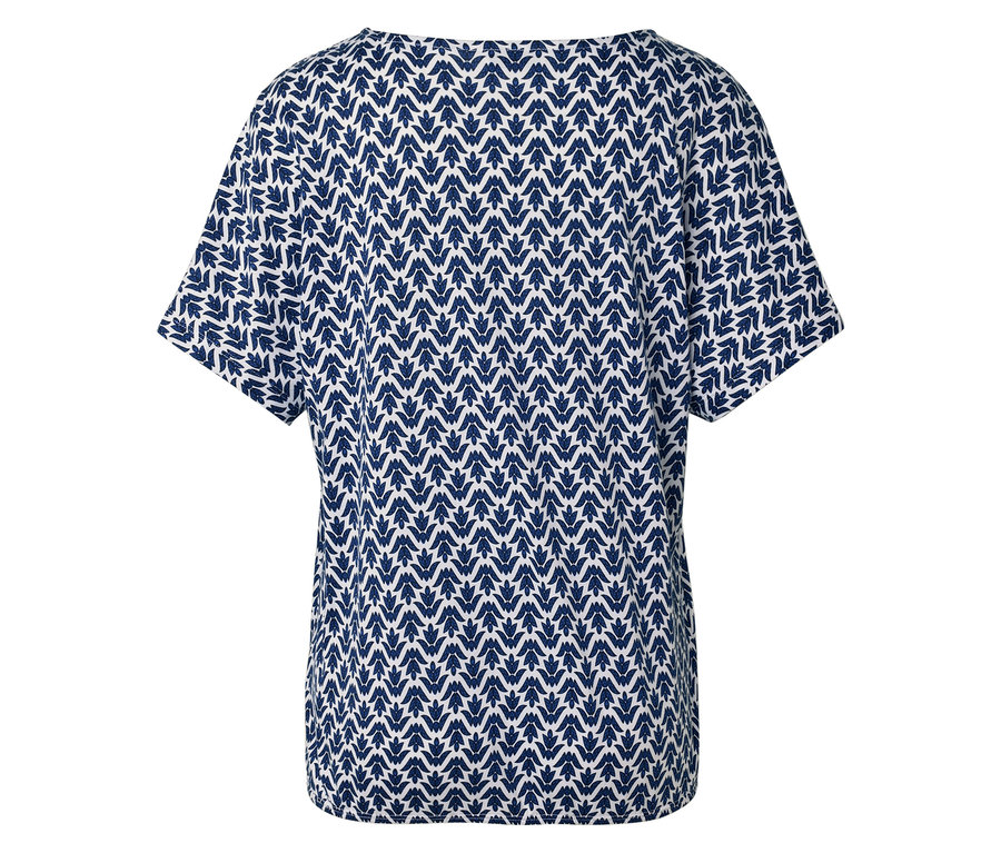 Rückansicht einer kurzärmeligen Bluse mit blau-weißem Blattmuster.