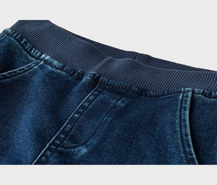 Nahaufnahme einer dunkelblauen Jeanshose mit geripptem, marineblauem Gummibund und Vordertaschen.