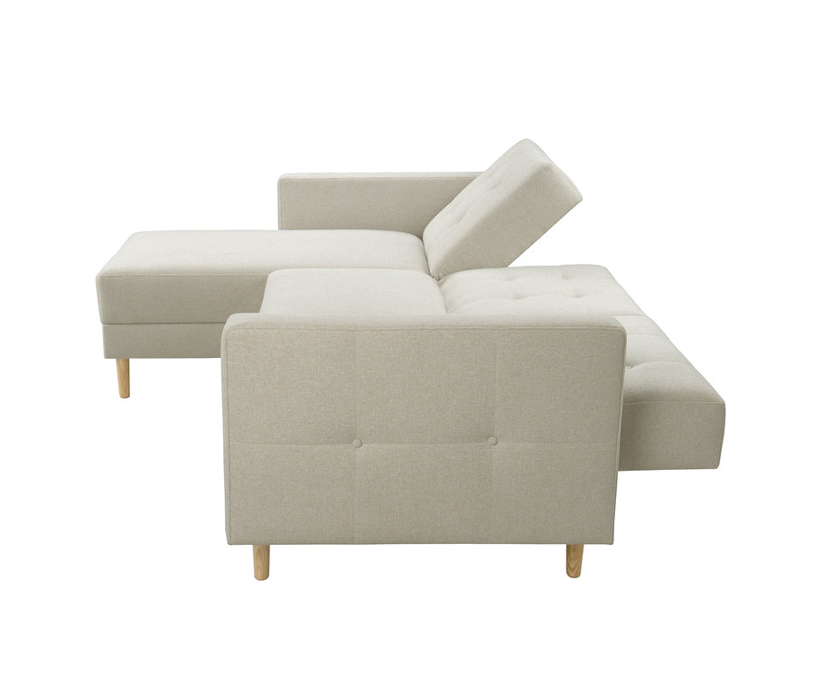 Helles beiges L-förmiges Sofa mit Holzbeinen und getufteten Kissen, ein Rückenteil ist hochgestellt.