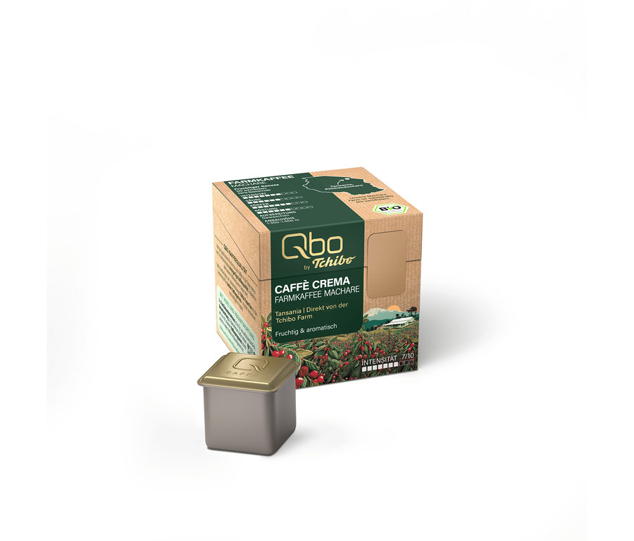 Braune Qbo Caffè Crema FARMKAFFEE MACHARE Kapselpackung und eine einzelne graue Kapsel davor.