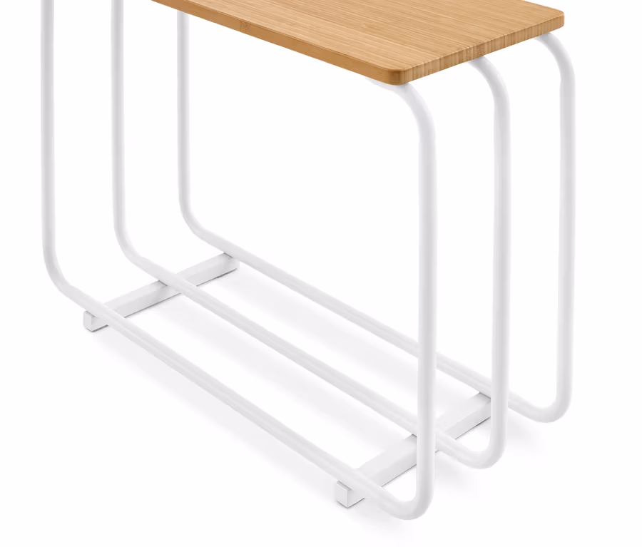 Moderner Beistelltisch mit heller Holzplatte und weißem Metallgestell, bestehend aus drei U-förmigen Beinen und zwei horizontalen Querstreben.